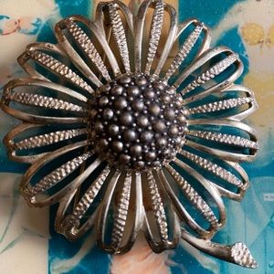 Large Sarah Coventry Daisy Brooch/pin